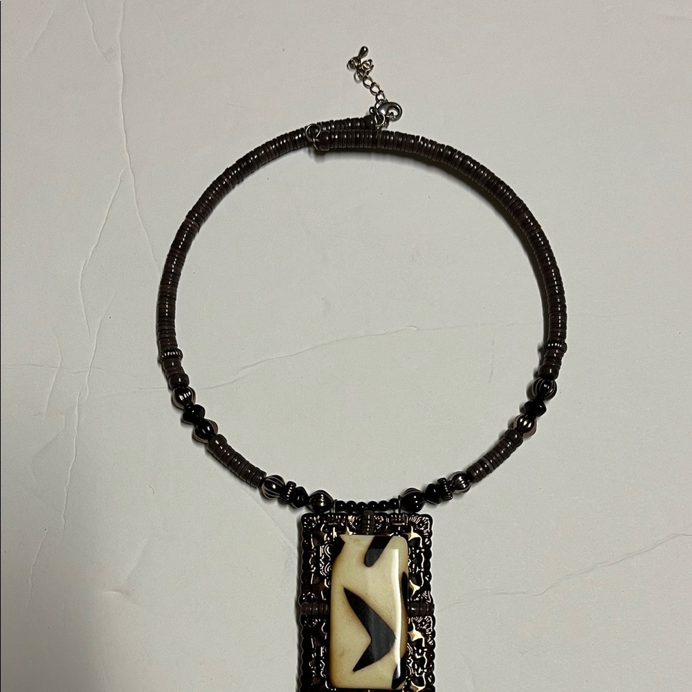 Elegant Brown and Cream Pendant Necklace - Picture 3 of 4
